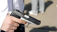 Un italian a amenințat cu pistolul un rom pentru a recupera o datorie mai veche! A vrut să își facă singur dreptate