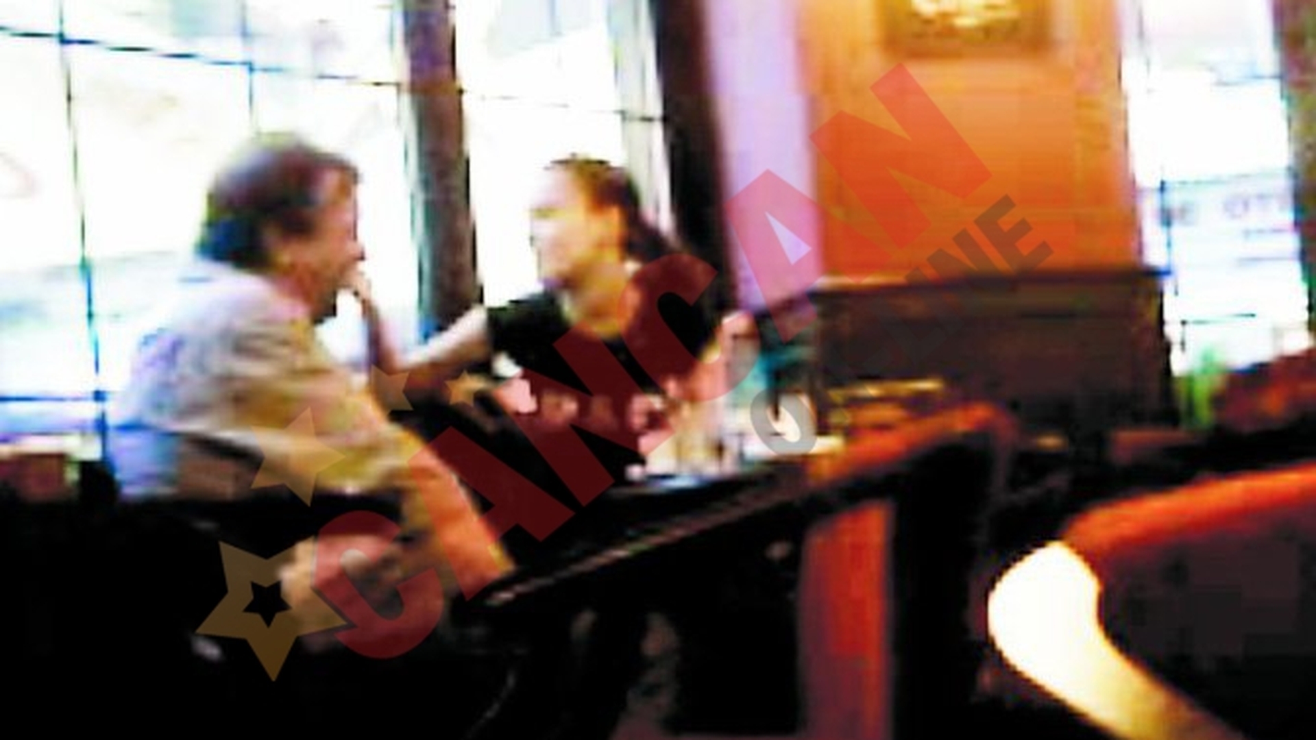 A pipait o pustoaica in bar