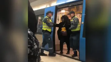 Scene incredibile la metrou. O femeie gravidă a fost luată pe sus de agenții de pază | VIDEO