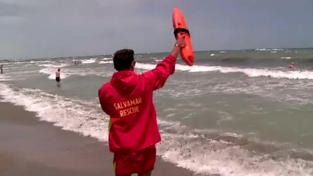 Pericol de moarte pe litoralul românesc. Tot mai mulți oameni ignoră avertismentele salvamarilor