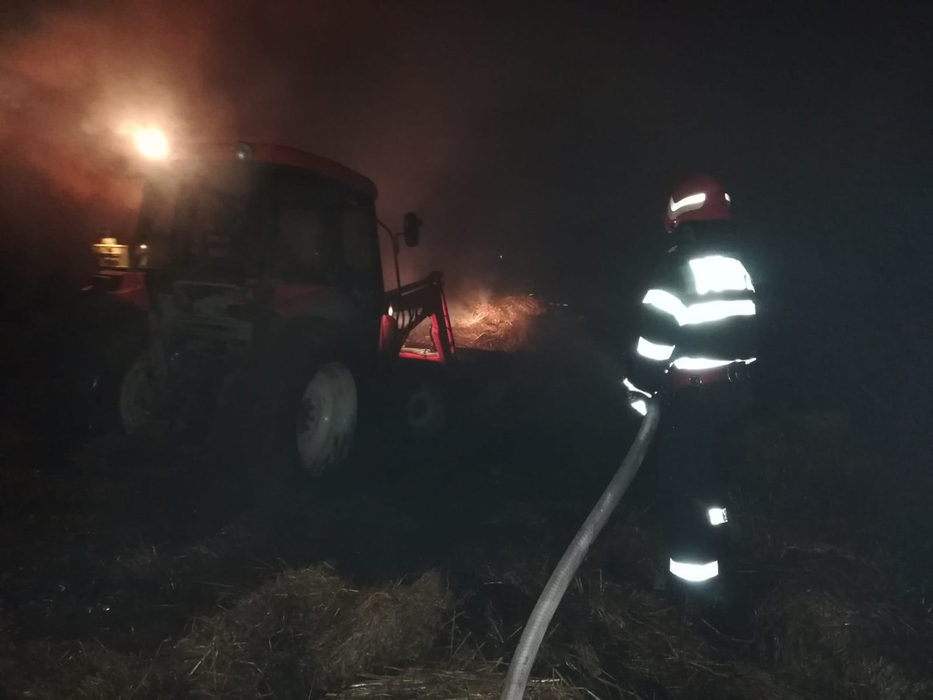 Depozit de furaje, incendiat în Teleorman. Focul risca să se extindă la locuințele din apropiere