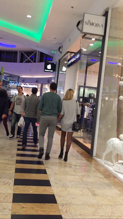 Cei doi se ţin strâns de mână, în mall-ul din Capitală