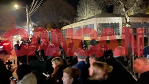 Cum i-au așteptat oamenii pe miliardarii lui Musk, veniți pentru party-ul din casa lui Dracula