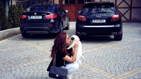 Bianca Dragusanu si-a sarutat cu foc catelusa! Vezi ce ventuza i-a tras
