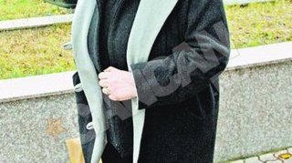 Grefiera Andreea Barlea, la inmormantarea Ioanei Paunescu. Si-a condus sora vitrega pe ultimul drum