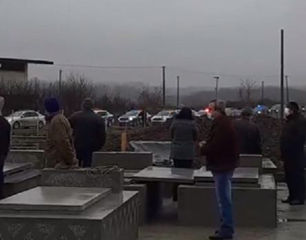 Polițistul Fănel Nițu, înmormântat cu onoruri militare. Omagiul copleșitor adus de colegii săi în momentul în care sicriul era coborât în groapă | VIDEO