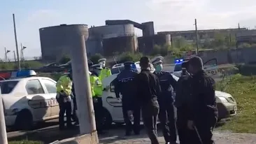 Scene uluitoare în Bărbulești! Un bărbat aflat la volan nu a oprit la semnalul polițiștilor. Oamenii legii au scos pistoalele din dotare