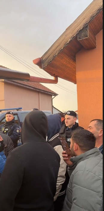 Revoltă în Sânmihaiu Român după ce criminalul lui Mario Berinde s-a mutat în localitate. Oamenii au protestat: “Copiii noștri sunt terorizați!”
