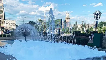 „Spuma Party” s-a mutat la Ploiești. Mai multe fântâni arteziene s-au transformat în bazine cu spumă, după ce au fost vandalizate