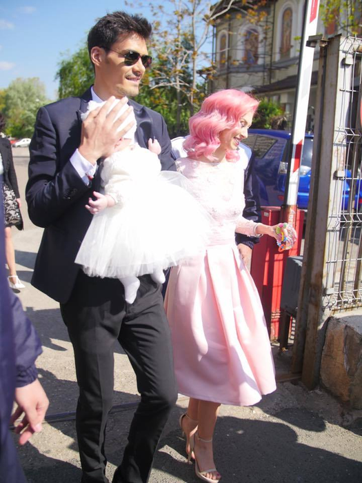 ANDREEA BĂLAN şi GEORGE BURCEA şi-au făcut apariţia la botezul fetiţei lor! Ce ţinută a purtat cântăreaţa