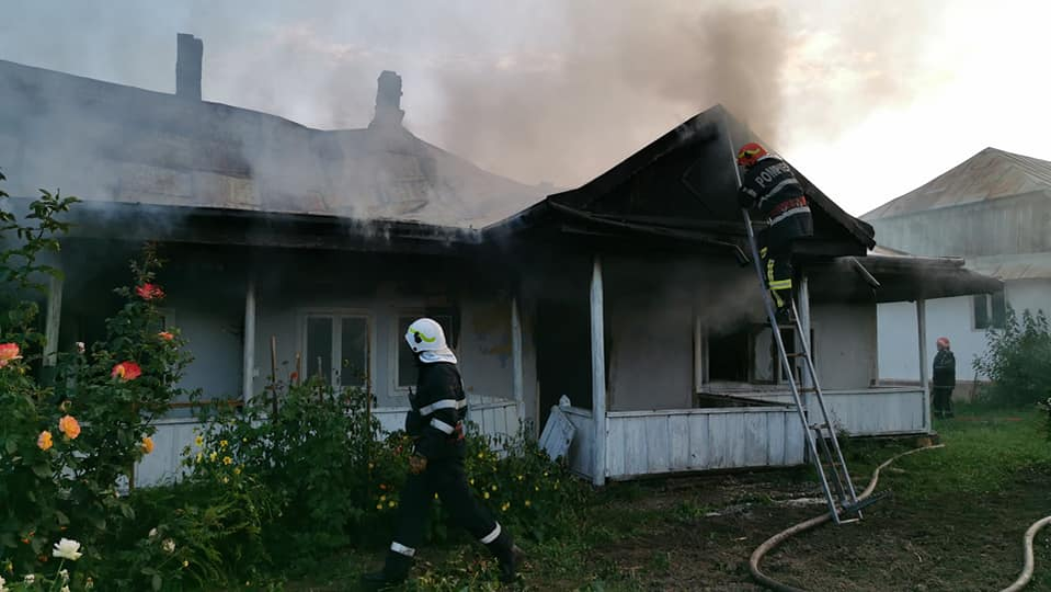 Incendiu la Mănăstirea Agafton din Botoșani. Flăcările au distrus multe bunuri