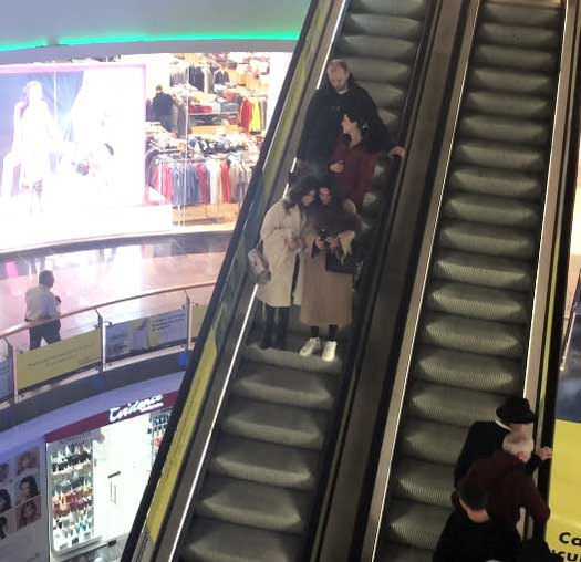 Malvina și-a luat prietena de mânuța și au ieșit la mall