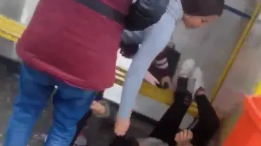 VIDEO ȘOCANT. Elevă de clasa a IX-a din Tulcea, snopită în bătaie de două colege, în stația de microbuz. Ce spun autoritățile