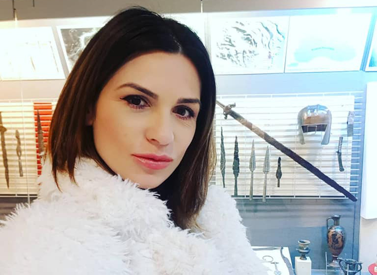 Ellie White își face grădină bio în curtea casei