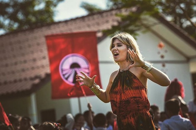 Gestul făcut de Smiley în timp ce Gina Pistol şi Ana Baniciu transmit mesaje subliminale
