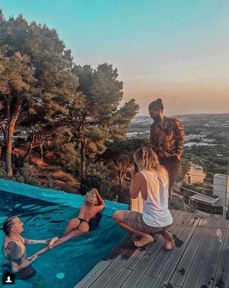 Fosta iubită a lui Costi Ioniță, pictorial incendiar la piscină. Andrea a renunțat la sutien și bărbații au înnebunit când i-au văzut silicoanele în toată splendoarea