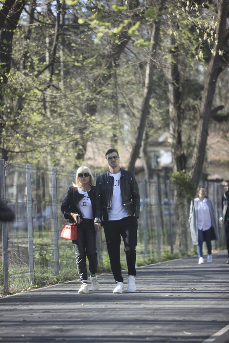 Elena Udrea și Adrian Alexandrov s-au bucurat de vremea frumoasă, cu puțin timp înainte de condamnarea fostului ministru (Foto: CANCAN.RO)