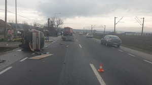 Panică în Cluj, după un accident violent! O conductă de gaz a fost avariată în urma impactului, iar una dintre mașini s-a răsturnat