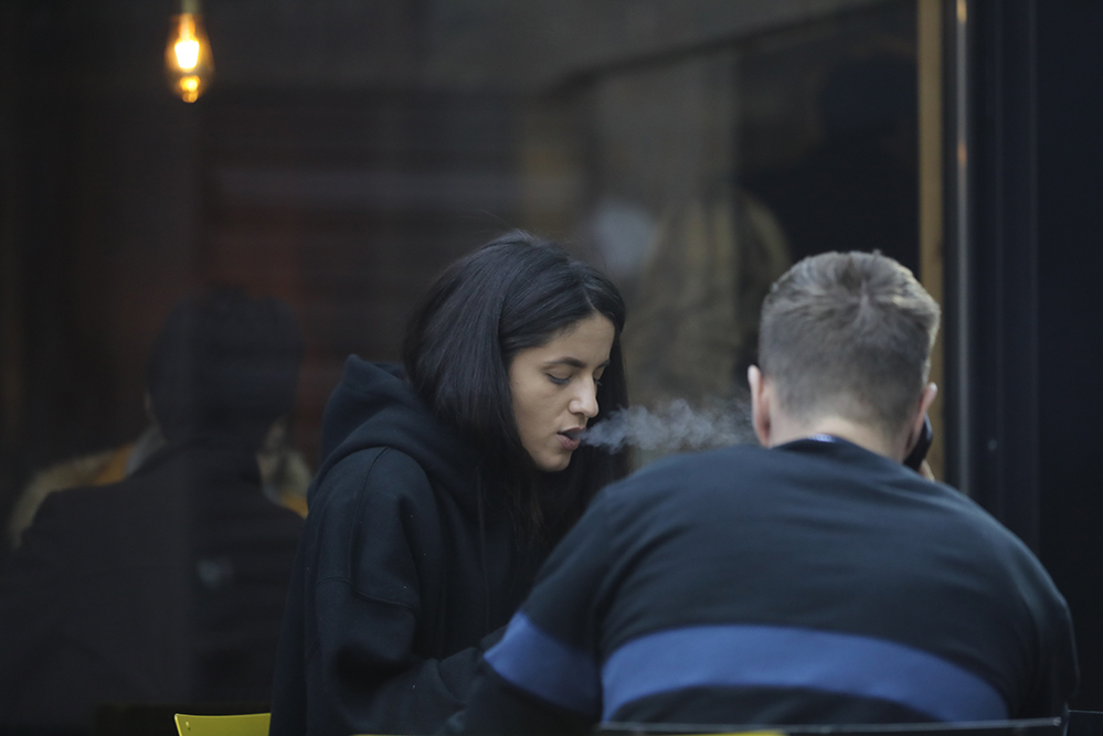 Ioana Grama a fumat şi o ţigară electronică în timp ce îşi bea cafeaua cu tânărul doldora de bani