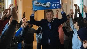 Un primar din Olt oferă cadouri elevilor care nu lipsesc de la cursuri. Ca să le atragă atenţia copiilor se plimbă pe hoverboard, pe holuri