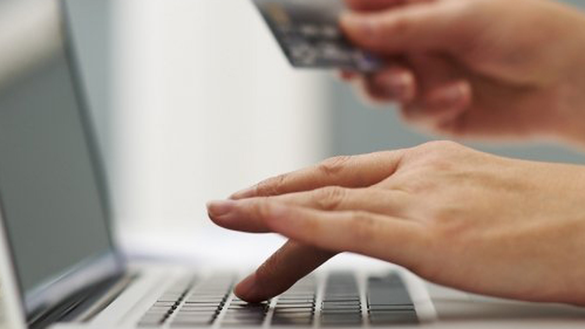 Ai grijă dacă vrei să cumperi online,  ţi se poate întâmpla şi ţie asta! Incredibil cum a fost umilită o bucureşteancă