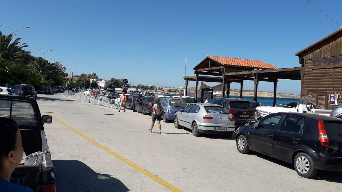 Sute de români sunt blocați pe o insulă din Grecia! Nu au feribot să-i aducă acasă