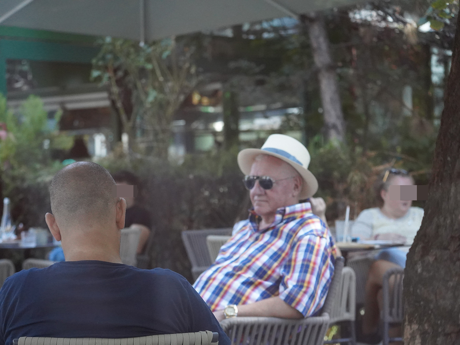 Dumitru Dragomir, relaxare alături de un amic (Foto: CANCAN.RO)
