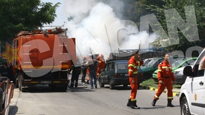 Benzinarie din Capitala, la un pas sa explodeze! Doua autoturisme au luat foc! Scene de groaza cu doi oameni prinsi in interior