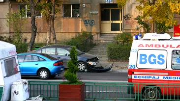 Graba strica treaba. Un barbat a iesit in tromba de pe straduta si a provocat un accident in zona Tineretului