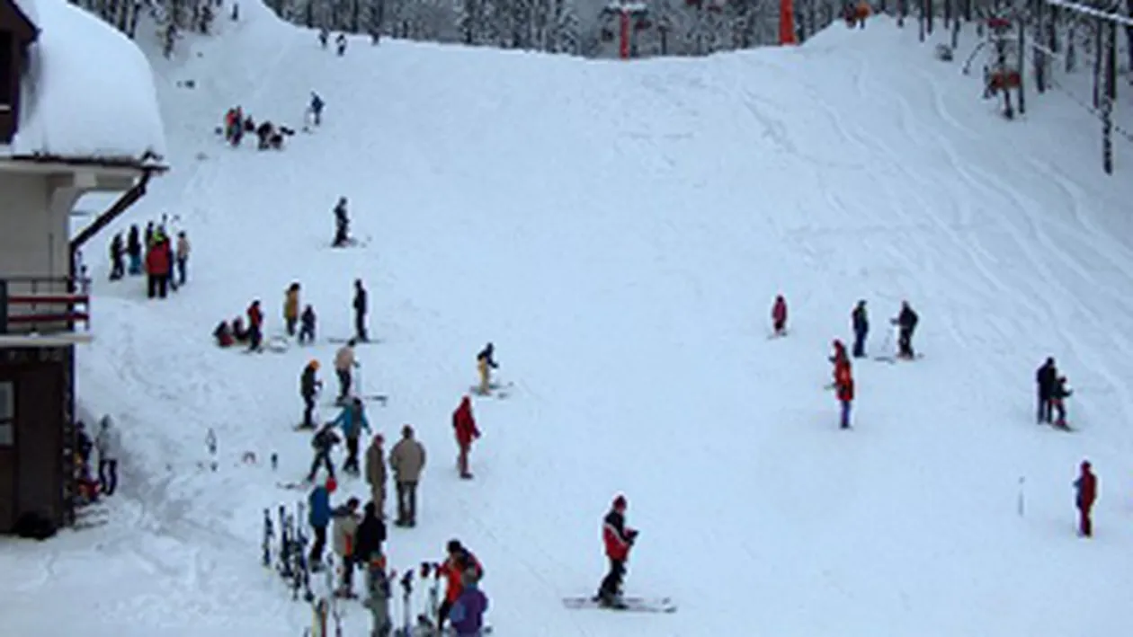 Sute de turisti se bucura de zapada de 30 centimetri pe partiile de la munte!