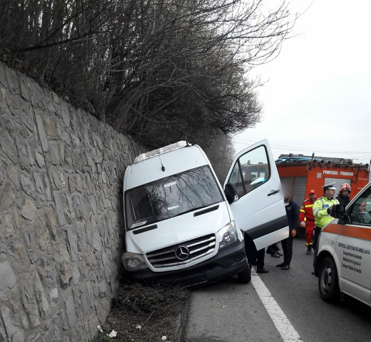 Accidente înfiorătoare în Prahova. Un om a murit, iar 3 au fost răniți după ce microbuzul în care erau a ajuns în parapet