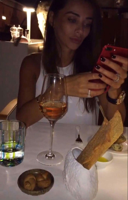 Oana Marica îşi verifică telefonul mobil