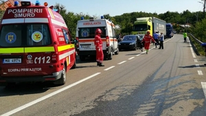 Accident în lanț pe DN 72, în Dâmbovița. Au fost implicate trei autoturisme și un TIR. Doi oameni au fost răniți