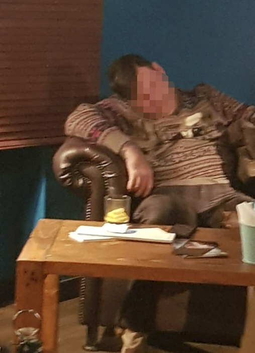 Ditamai milionarul a adormit în restaurant cu paharul în față!