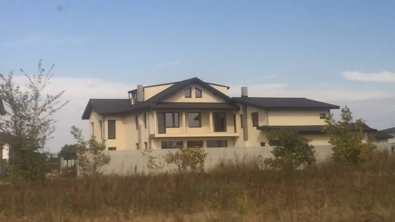 Şi-au desenat singuri casa. Imagini în premieră cu super-proprietatea de la Corbeanca. Aşa arată palatul Gabrielei Cristea şi al lui Tavi Clonda! Vedeta Kanal D & soţul au la dispoziţie un studio, o sală de repetiţii, o sală de sport, un loc spa şi…