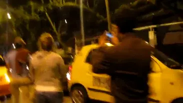 Un taran a blocat o strada intreaga cu taxiul lui!