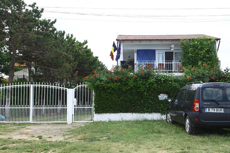 Casa Stelei Popescu, unde stătea la glume cu vecinii şi făcea poze cu fanii. Pe balcon se află carpeta care parcă prevestea moartea