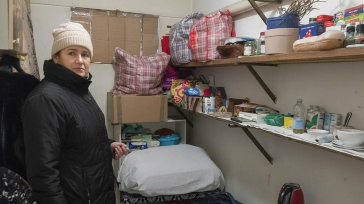 Iulia, o badantă din Italia, doarme în beci deorece chiriașa din apartamentul ei refuză să plece. Cum a ajuns în situația asta