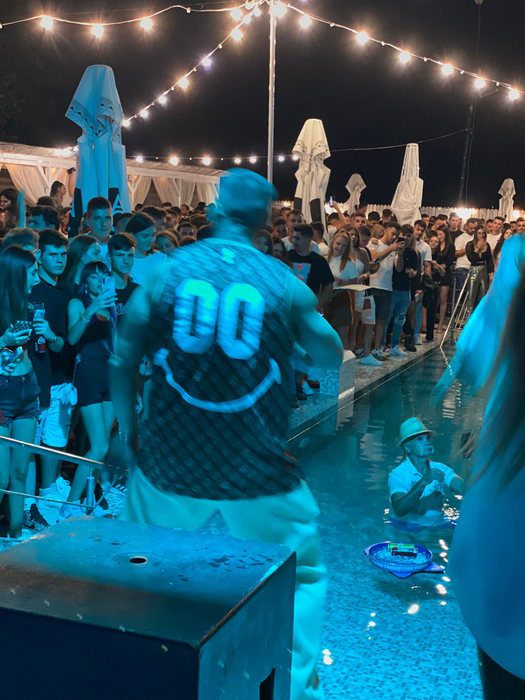Un fan 60+ a intrat în piscină, pentru a-l filma pe Dorian Popa / Sursă foto: CANCAN