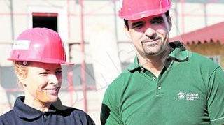 Aurelian Temisan si Monica Davidescu, zidari de ocazie. Au lasat scena pentru santier