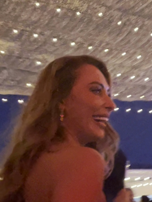 Iulia Vântur a petrecut în club, alături de o bună prietenă