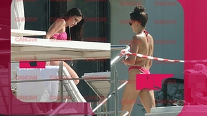 CANCAN.RO are imagini incendiare cu Oana Zara, dincolo de pelicula ”Lia - soția soțului meu”! Și-a făcut fenta la piscină!