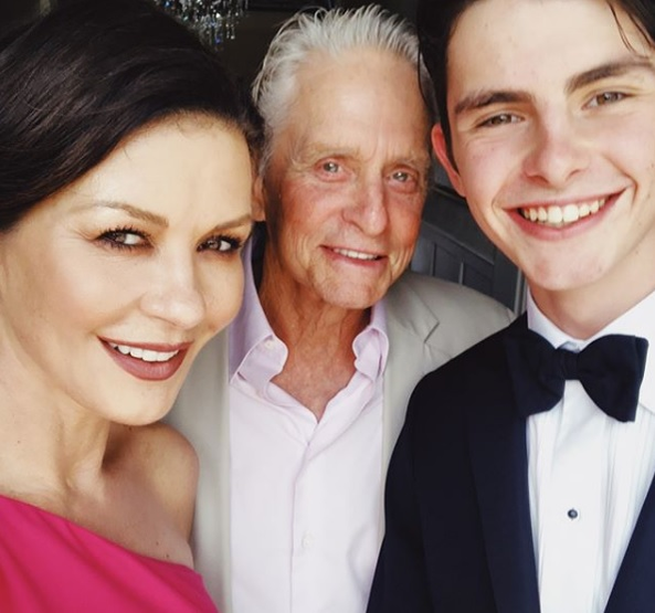 Catherine Zeta-Jones și Michael Douglas și-au serbat fiul, înainte de balul de absolvire