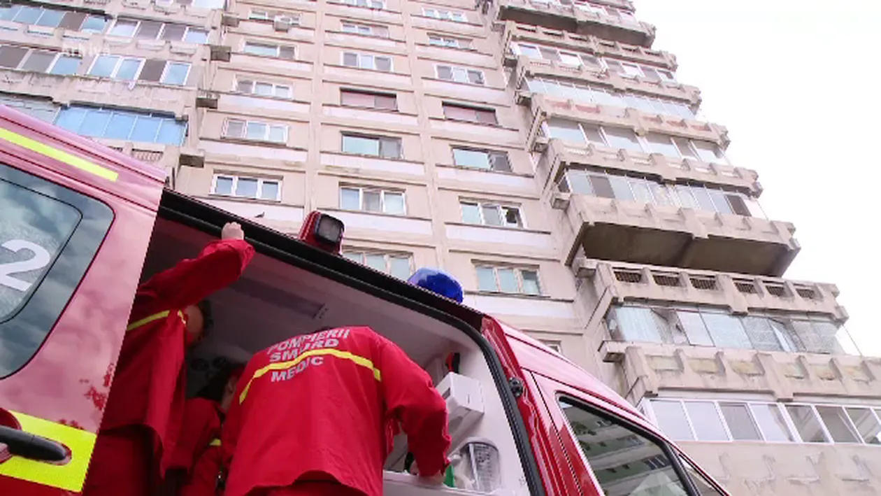 O femeie din Capitală s-ar fi aruncat de la etajul 6. A fost găsită dezbrăcată