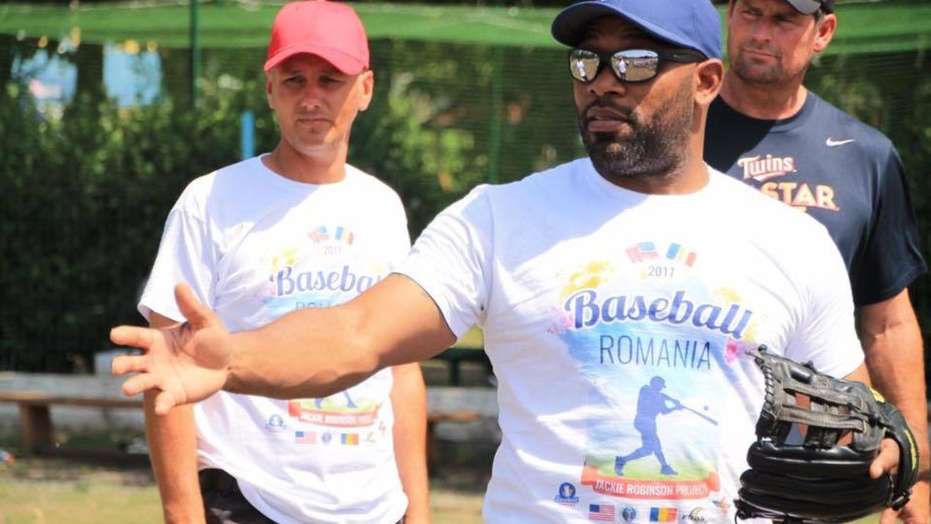 Foste vedete din baseballul profesionist american îi învaţă pe copiii români tainele acestui sport