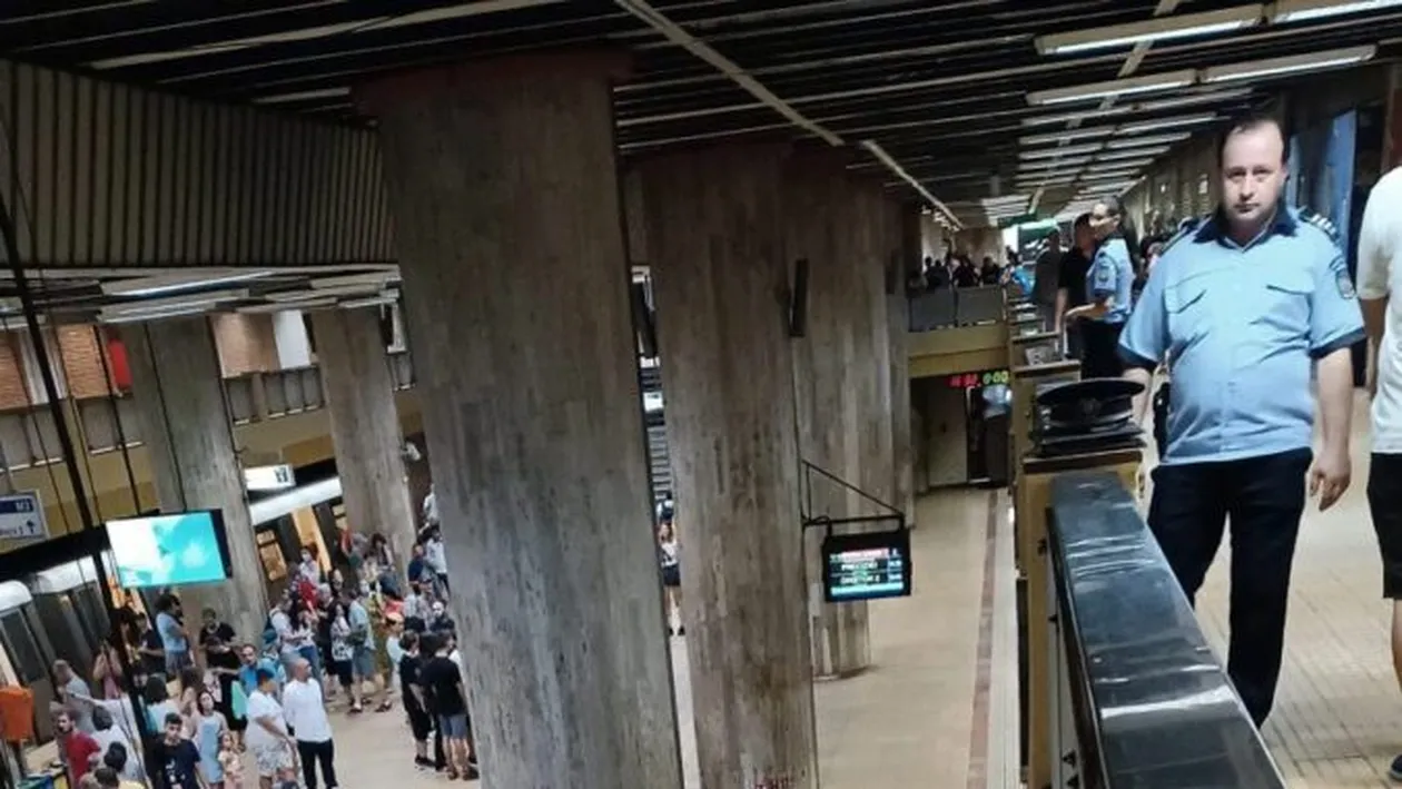 Alertă la metrou! Un bărbat a murit după ce a căzut în fața trenului la Piața Unirii