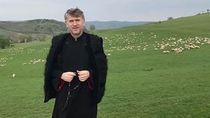 Cristian Pomohaci a fost despopit, dar nu a renunţat la haina preoţească! Imaginile date publicităţii chiar de el după ce a fost dat afară din Biserică