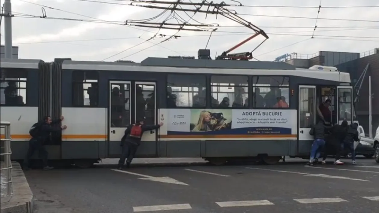 Imagini fabuloase în București! Tramvai împins de călători în mijlocul unei intersecții: “Piața Sudului, azi”