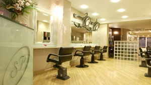 CANCAN deluxe. Cum se rasfata bogatasii la salonul lui Stuart Phillips, cel mai scump hair-stylist din lume! O tunsoare la el costa 25.000 de euro!