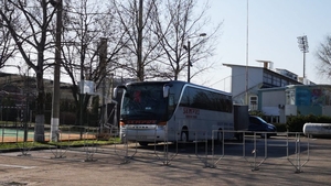 Un autocar venit din Italia zace nedecontaminat la Giurgiu, iar cei puși în carantină se plimbă nestingheriți pe afară